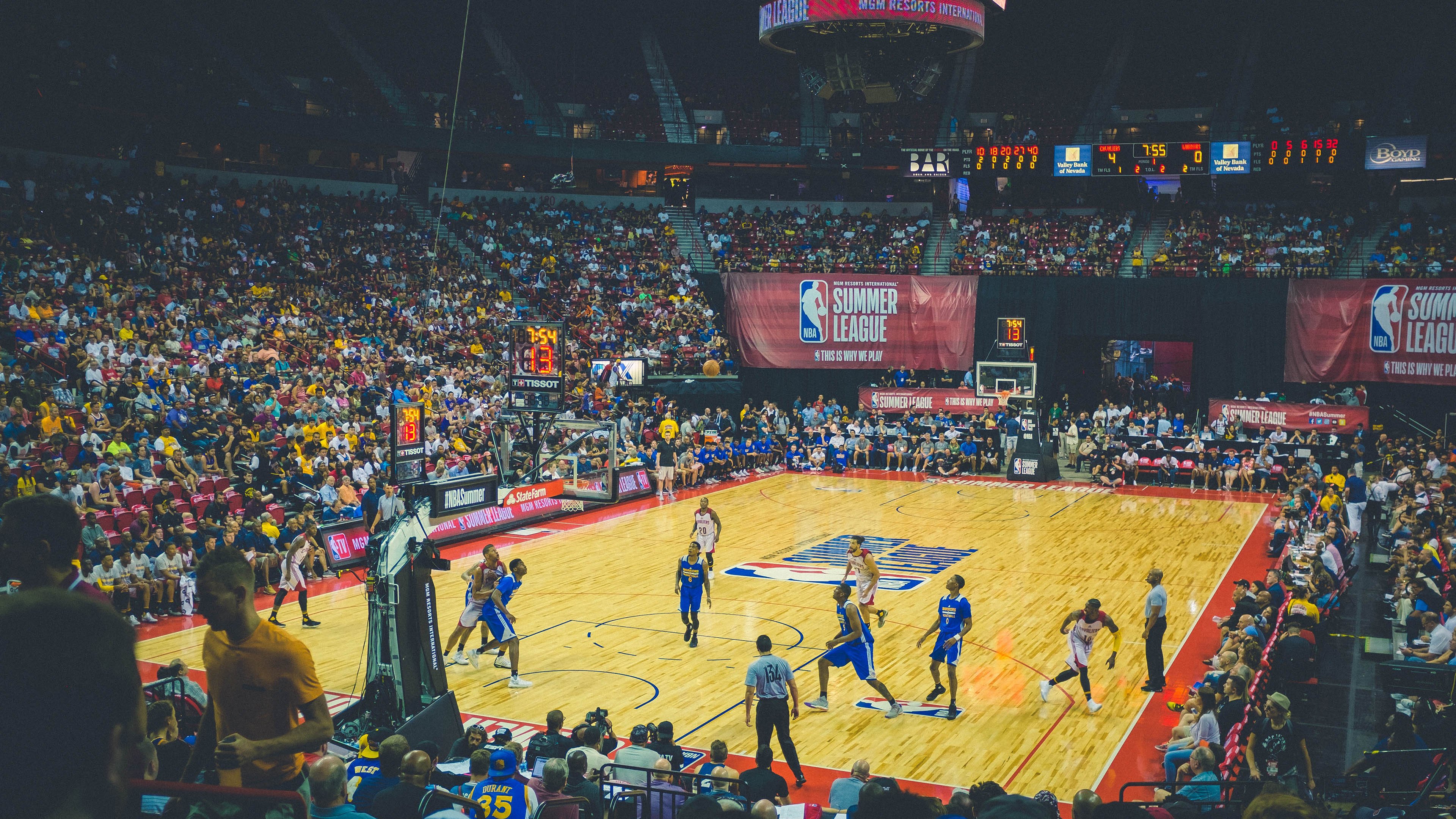 当CBA青岛遇上NBA湖人,德罗赞用一场教学赛告诉了我们什么叫硬解